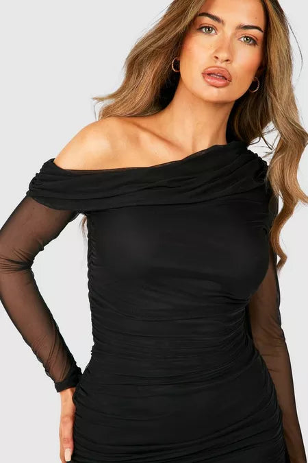 Robe asymétrique froncée en mesh à manches longues